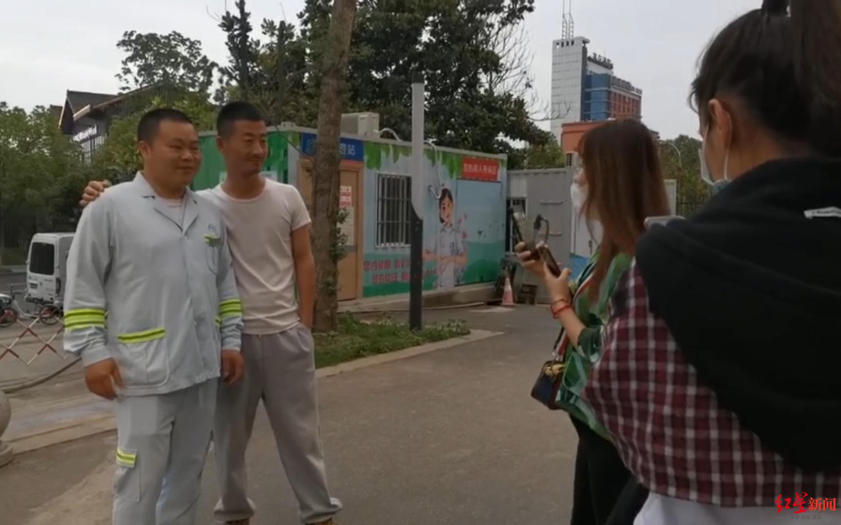 郑全被其他市民要求合影