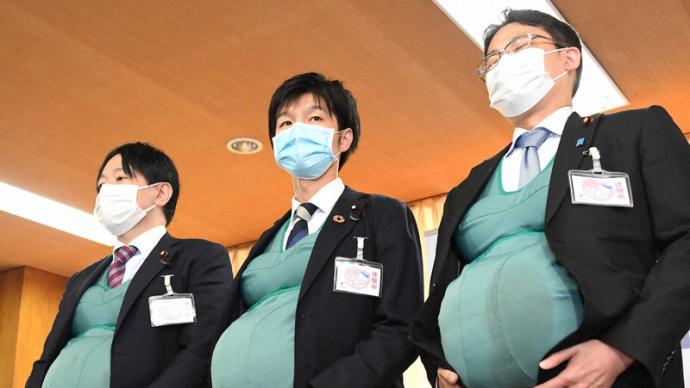 日本男议员身穿7公斤夹克体验孕期生活，网友批作秀
