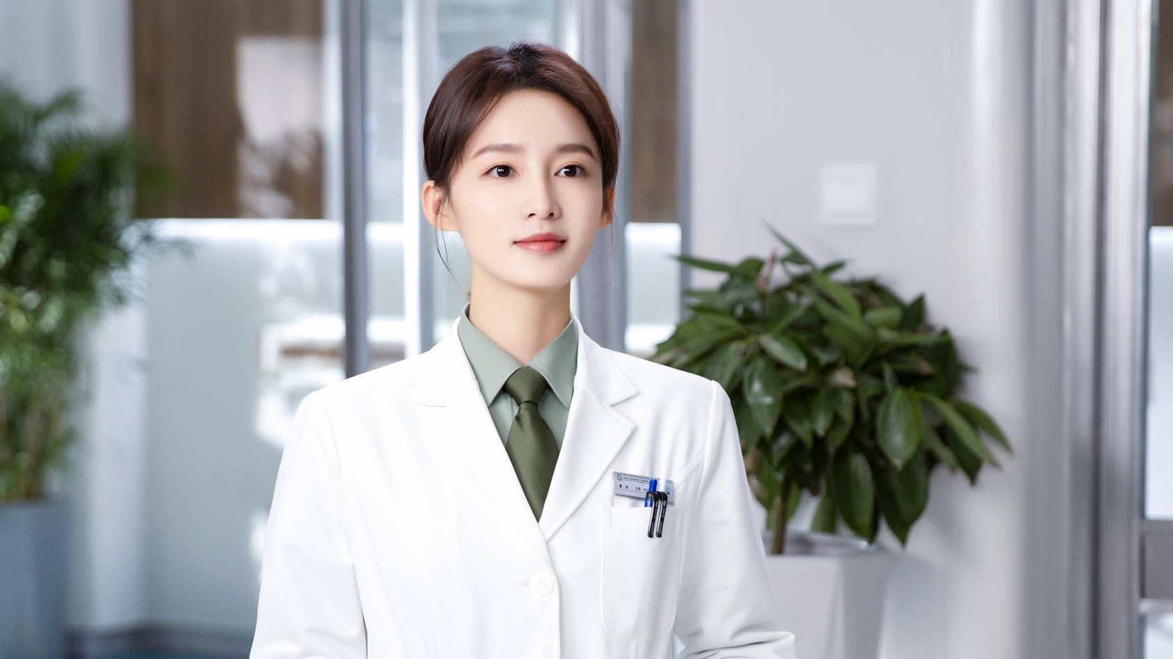 李沁《爱上特种兵》高燃开播 走心诠释军医信仰引期待