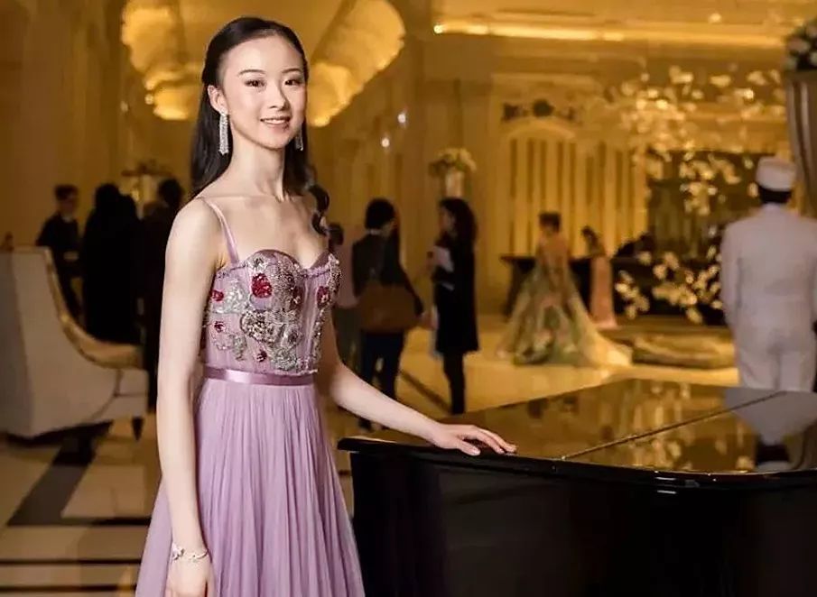 姚安娜在她面前也不敢嚣张._凤凰网