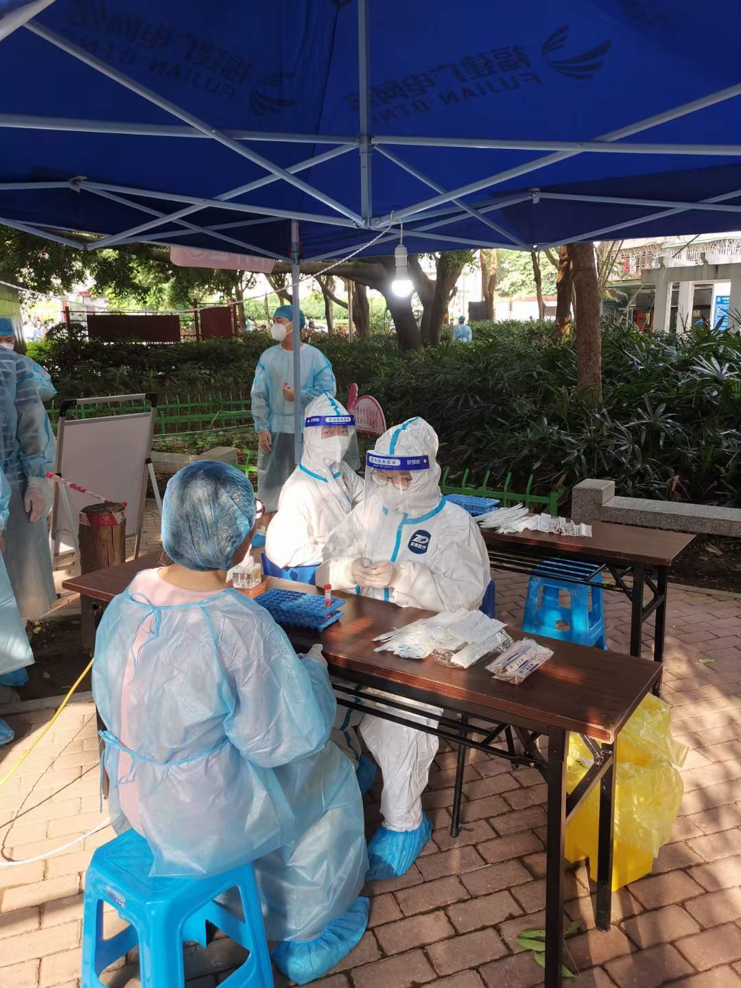 连日来,大批医护人员奋战在抗疫一线,担当起保护一