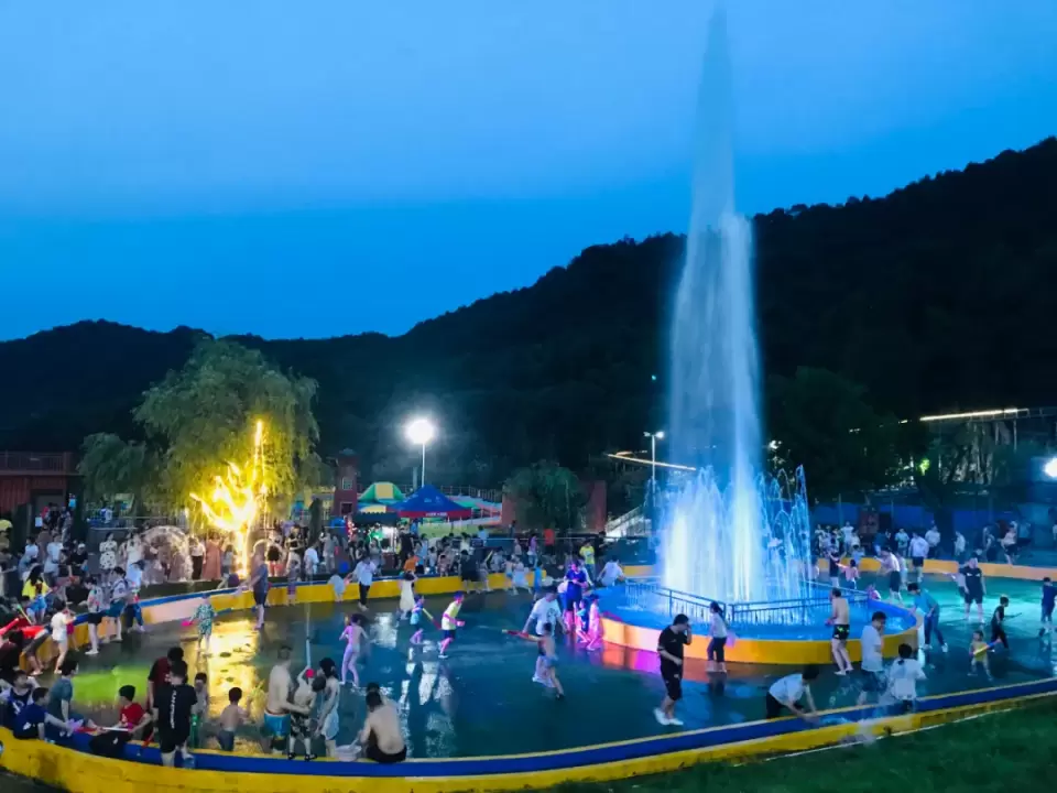 石燕湖水上嘉年华开幕式,千人泼水狂欢夜全民嗨翻天!