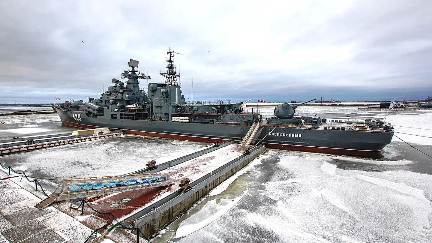 在岸边停靠的俄罗斯海军“现代”级驱逐舰