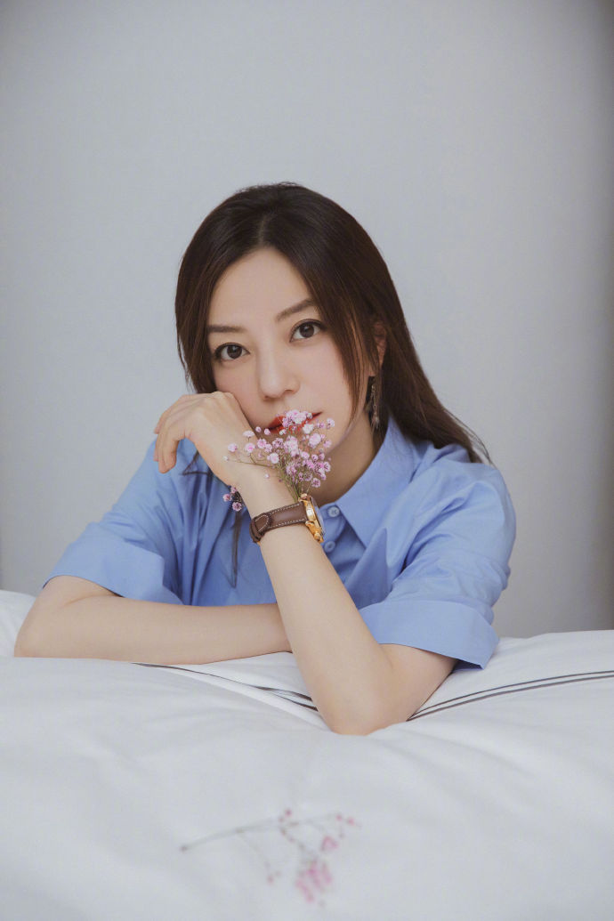 名门泽佳:赵薇状态真好,天蓝色衬衫搭配经典腕表效果优雅又知性