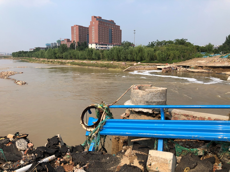 排河与贾鲁河汇流处河道有淤阻,水流形成回旋。
