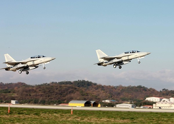 菲律宾空军战机非法闯入南海黄岩岛空域 南部战区依法警告驱离