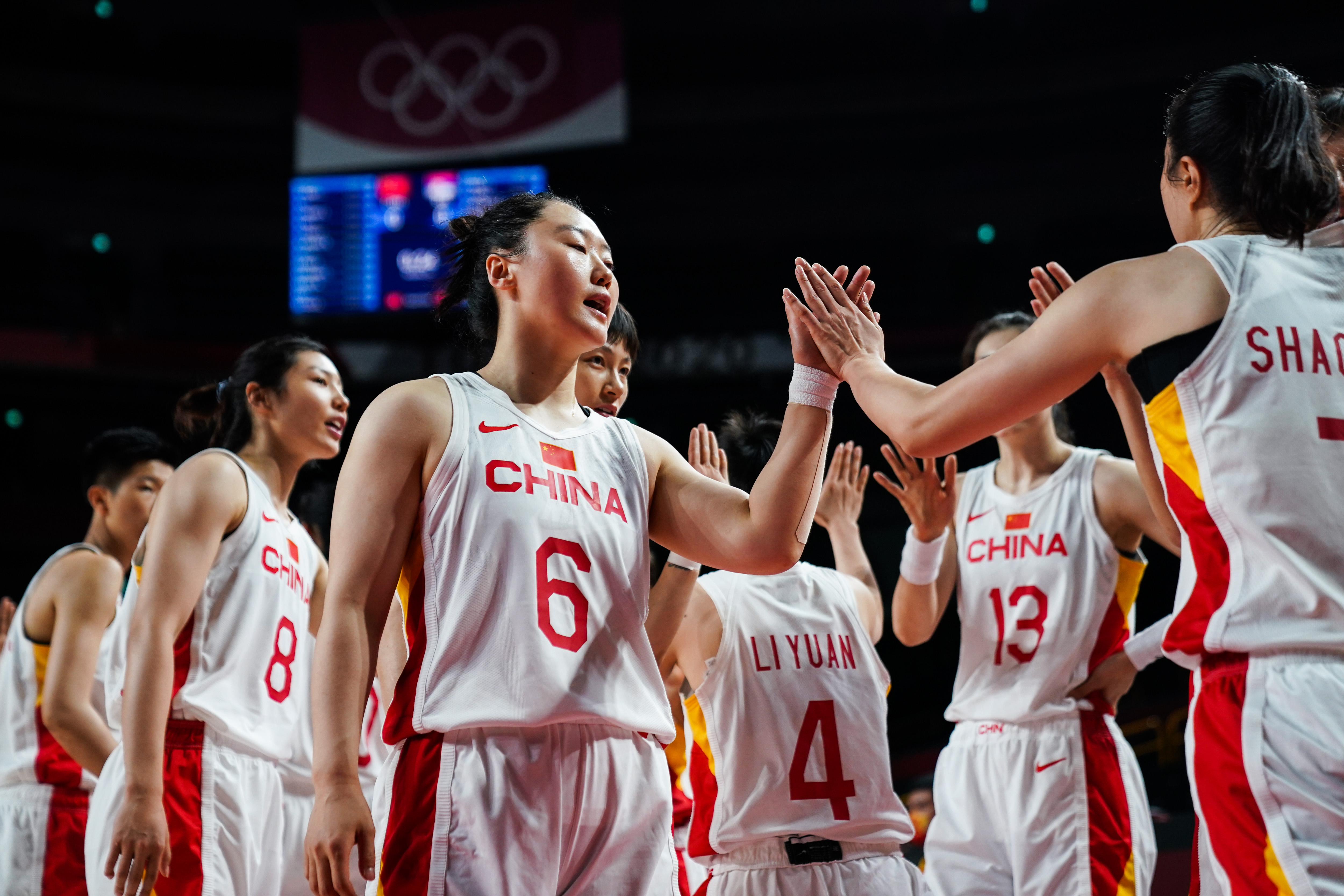 中国女篮展现了团结。