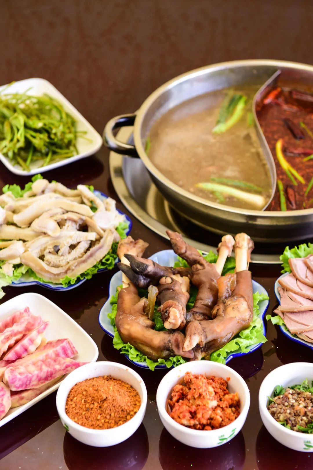 在东山羊的料理方式上，海南人创作出各种吃法： 红焖、清汤、干煸、滚、炸、纹、蒸、扣 ，但绝对不可错过的，就是 东山羊火锅