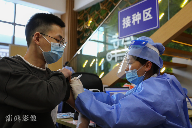2021年4月5日，上海市某新冠疫苗接种处 图源：澎湃影像