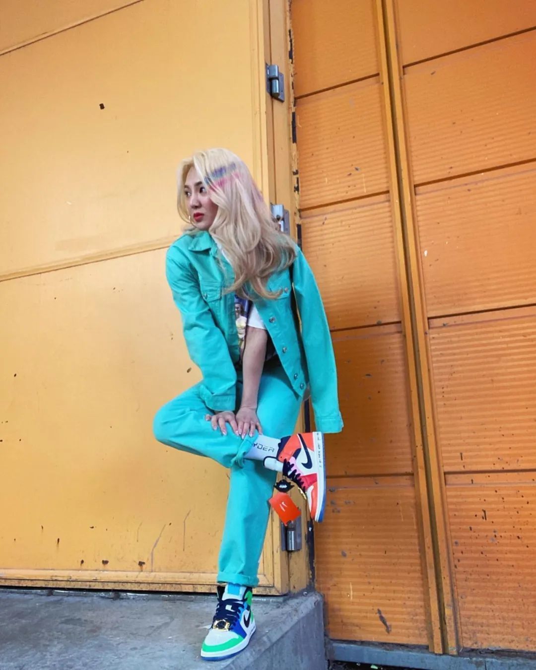 大金表 melody ehsani x aj1 也是非常适合女生穿的鞋款,不仅颜色缤纷