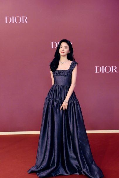 章若楠携手迪奥系列臻品亮相 尽释清丽灵姿__凤凰网