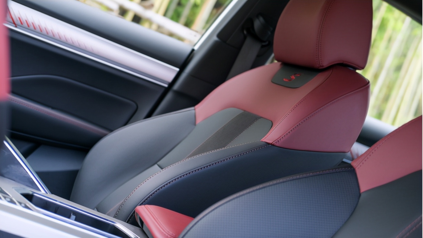 撞色设计的运动座椅采用麂皮 皮质的拼接设计,头枕下放的s刺绣和尾翼