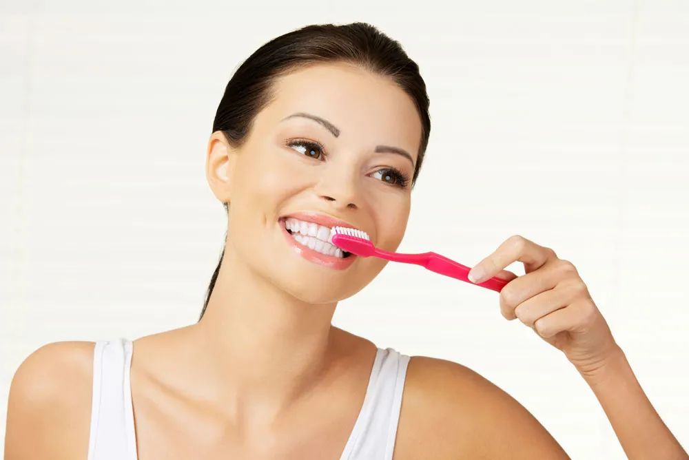 ② 正确刷牙 横向刷牙要不得,趁早改为竖向刷牙.