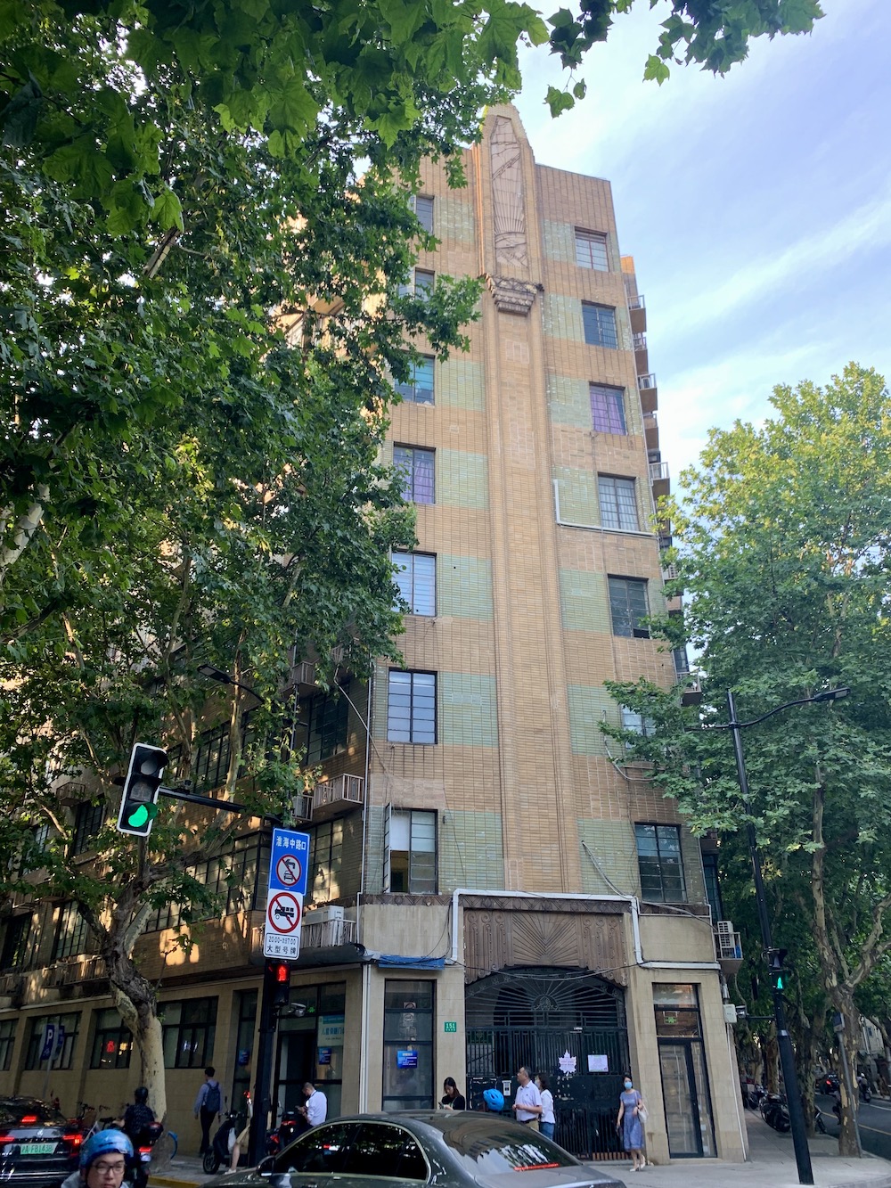 位于今天的南昌路、茂名南路的交叉口东北角的南昌大楼。