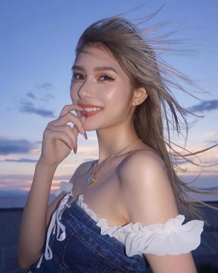 时尚博主一直受到无数女生追捧,在她身上既能看到欧美风的潇洒性感,也