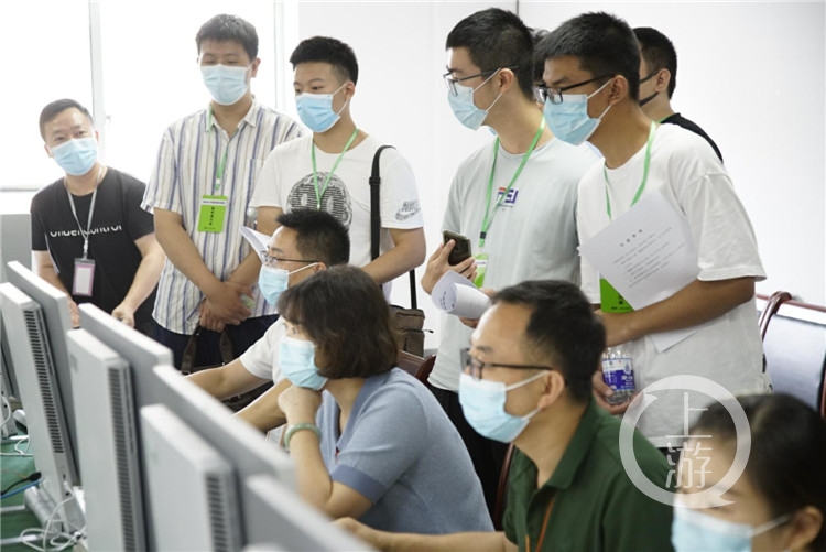 重庆2021本科批普通类（物理）招生信息公布 清华、北大投档最低分超700（2021重庆物理类参加高考人数）