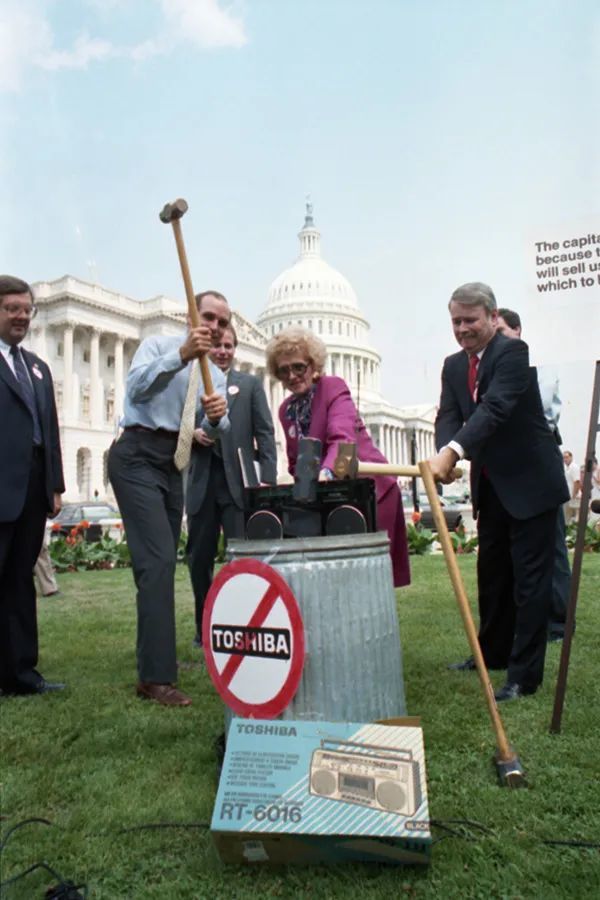 1987年7月1日，美国华盛顿，三位共和党议员在美国国会大厦前用锤子砸碎一台东芝收音机。