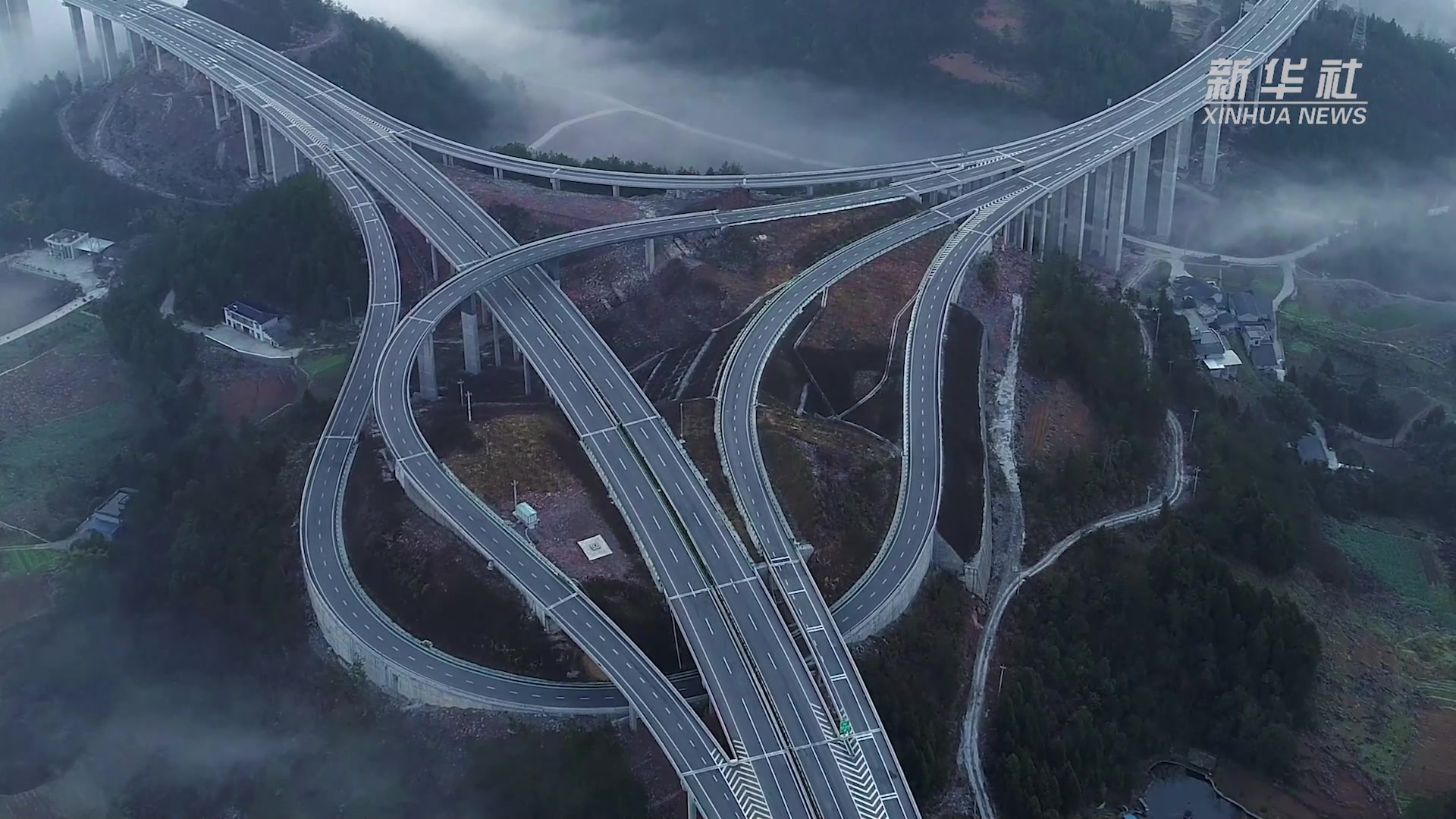 沿着高速看中国丨湖北恩施云中高速宛若仙境