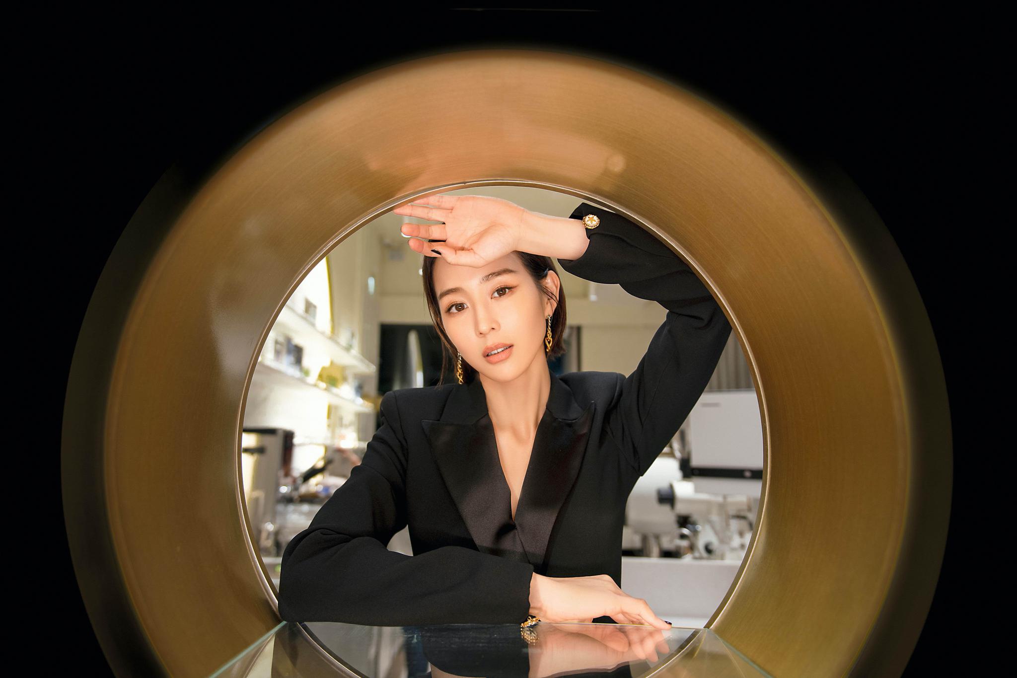 张钧甯腰间镂空设计西装 酷飒满分展现时尚魅力