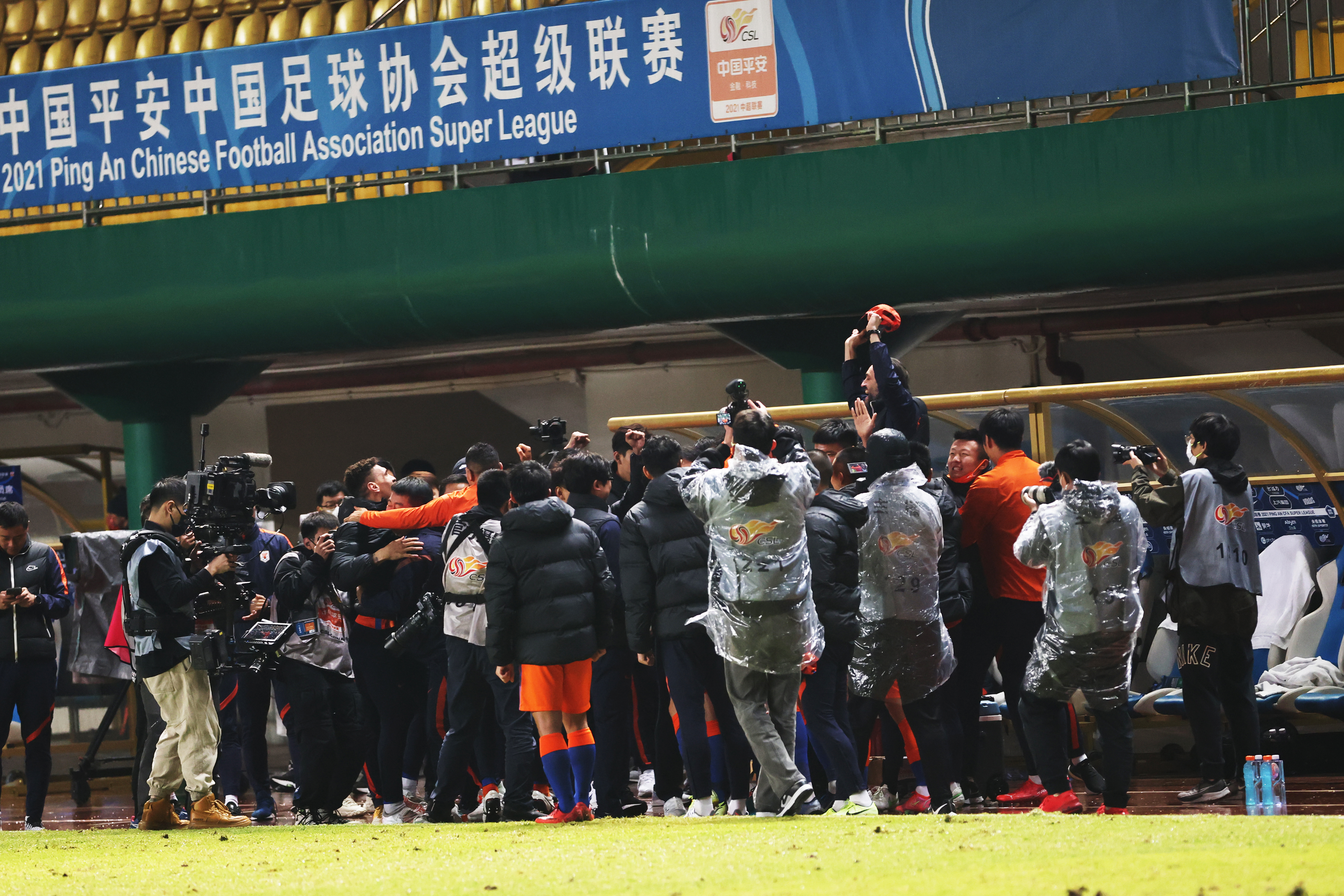 山东泰山队球员在夺冠后庆祝。新华社记者 张丽芸 摄