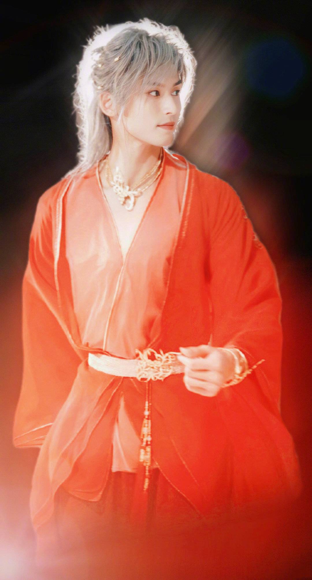 原来张哲瀚真的会发光!《梦幻新诛仙》红衣造型是男版碧瑶?