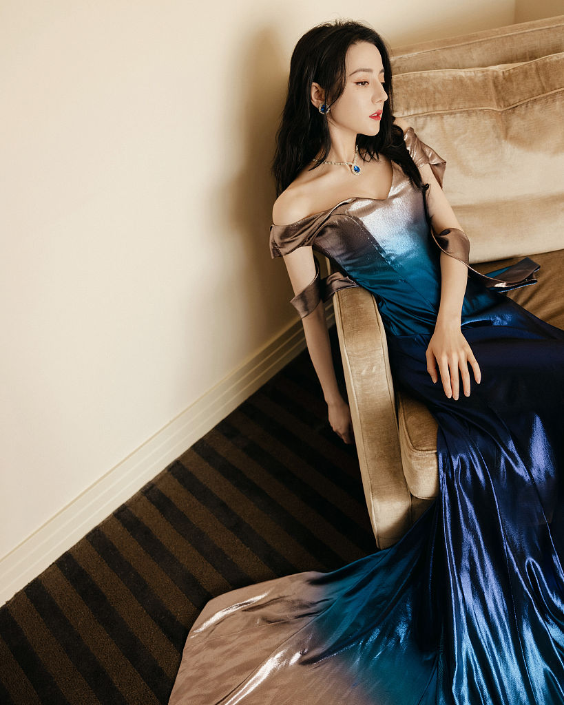 迪丽热巴蓝色流光人鱼裙曼妙灵动化身童话公主神秘魅惑