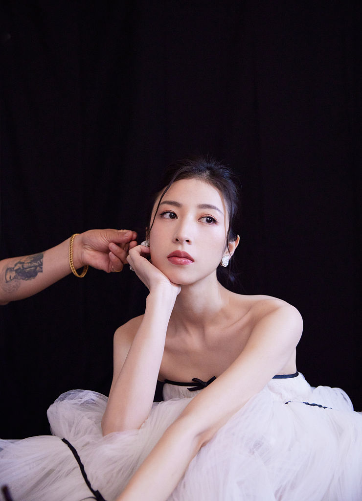 周雨彤白玉兰造型写真大秀香肩 白色蝴蝶结蛋糕裙甜