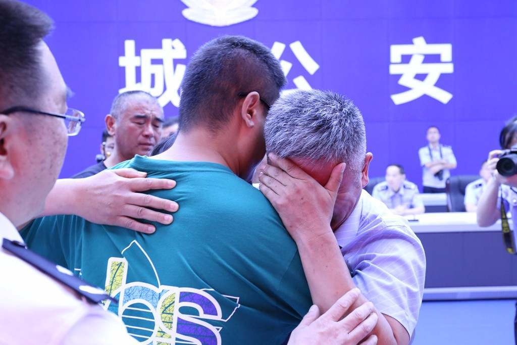 ↑通过背影,郭新振的大伯还是认出了他。
