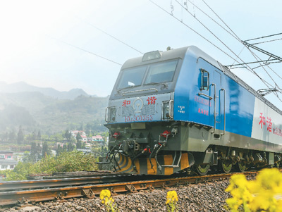 5630次列车从贵州桐梓县境内的红花园站驶出。