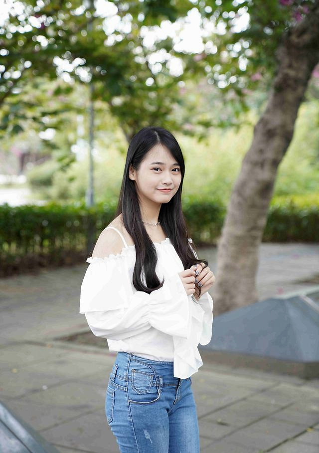 长相清纯的台湾姑娘,甜美笑容就像邻家女孩