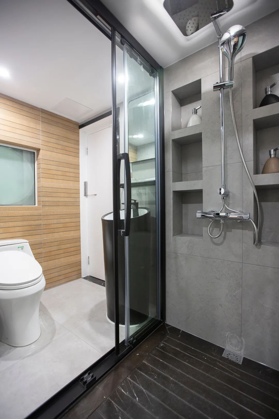 卫生间在淋浴区的墙面装入壁龛,让洗发水,沐浴露之类的,都可以放到