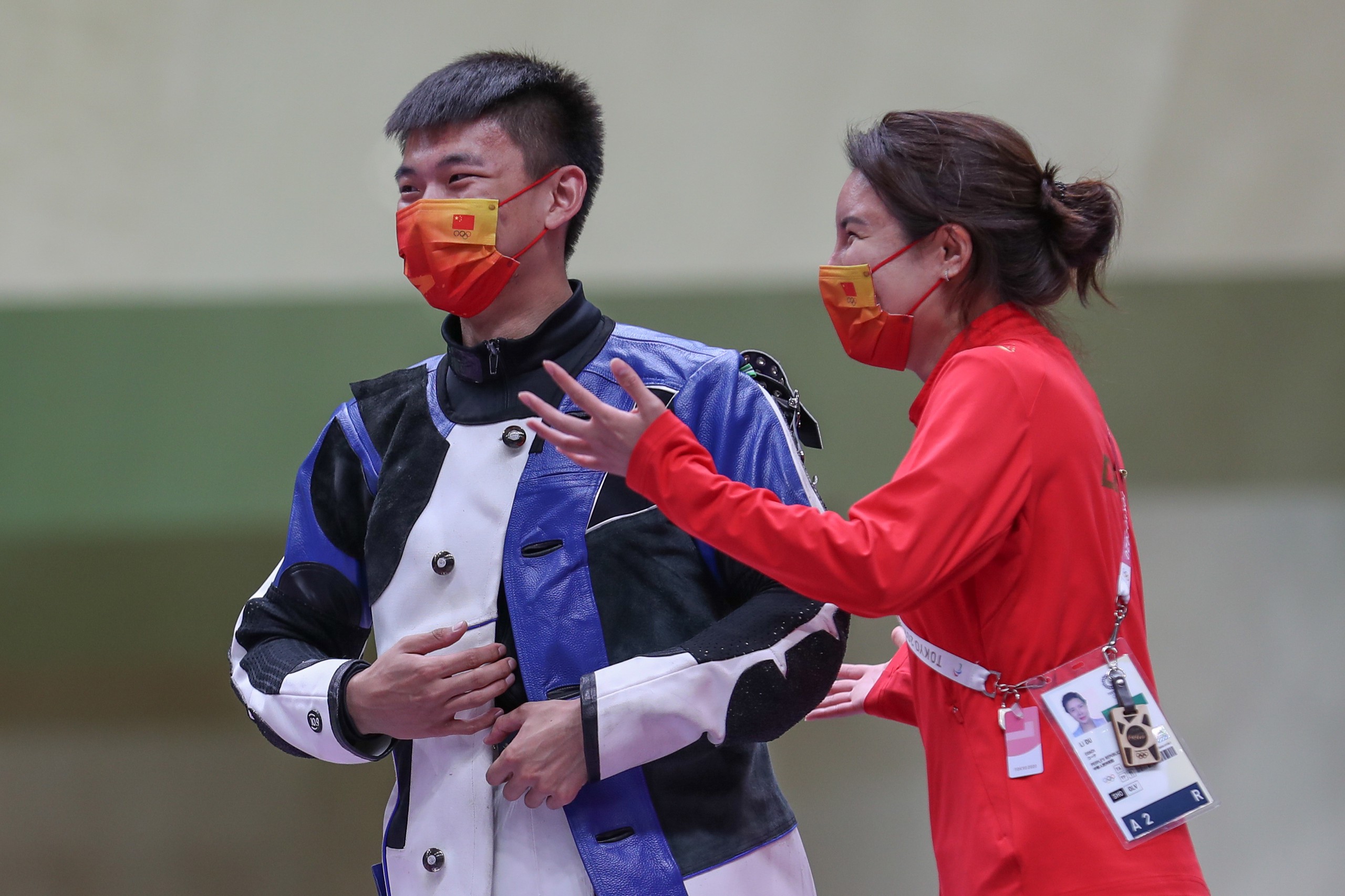 弟子夺金后,杜丽非常高兴。