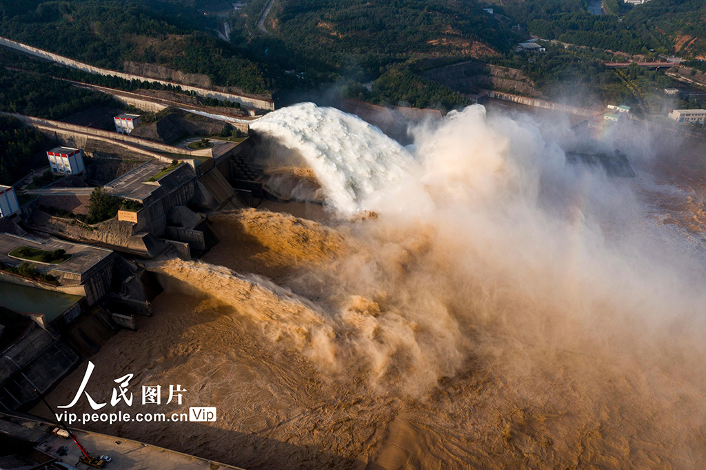 河南济源:小浪底水库大流量泄洪_凤凰网