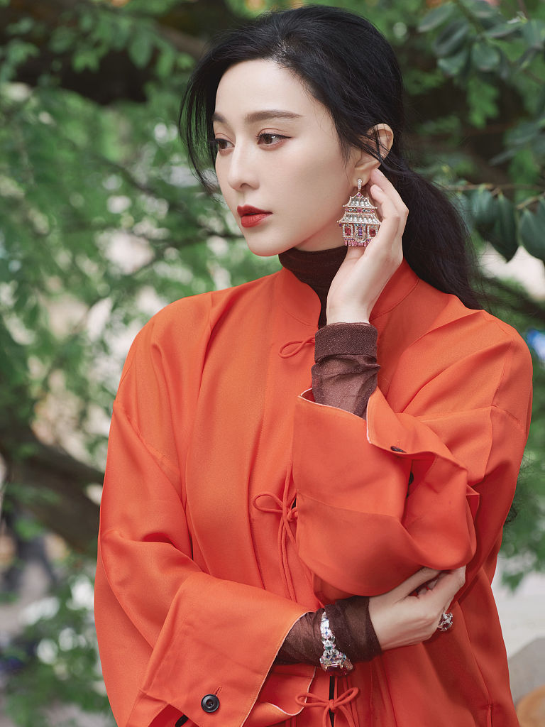 范冰冰橙色复古造型明艳动人唐装碰撞风衣设计诠释中式经典