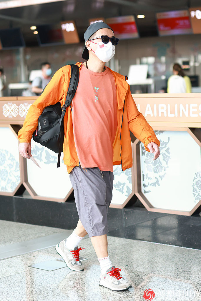 陈小春穿橘红色短t外搭橙色防晒衣 简约搭配运动休闲__凤凰网