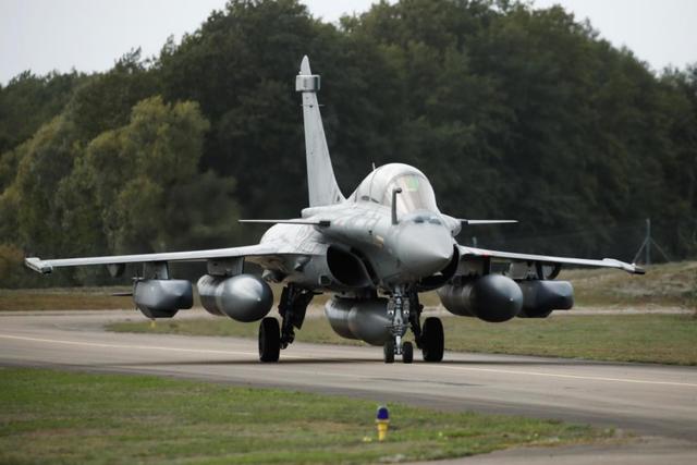 图为挂载两枚”风暴阴影“巡航导弹和三个副油箱的阵风战机