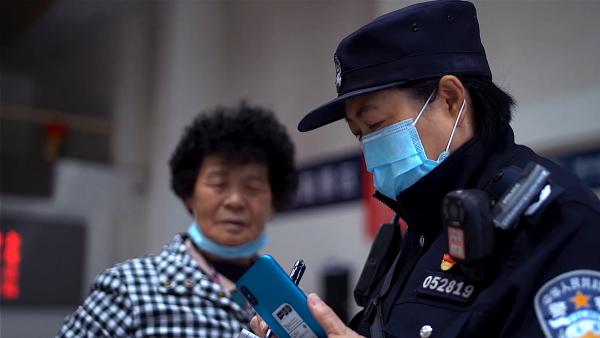 长途客运站的“霹雳警花”