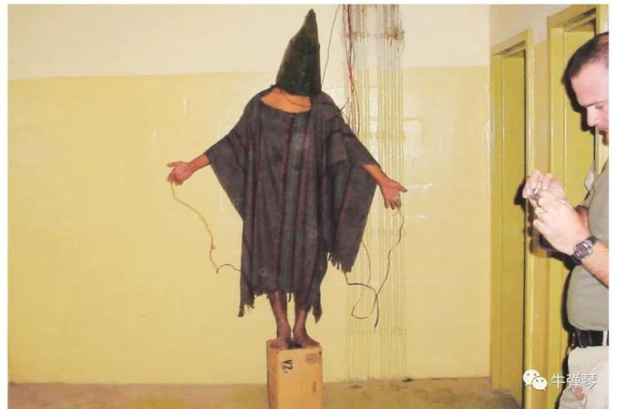 美国网友晒出美国大兵虐囚的照片.