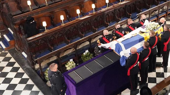 英媒:菲利普亲王的葬礼上,女王眼泛泪光告别丈夫