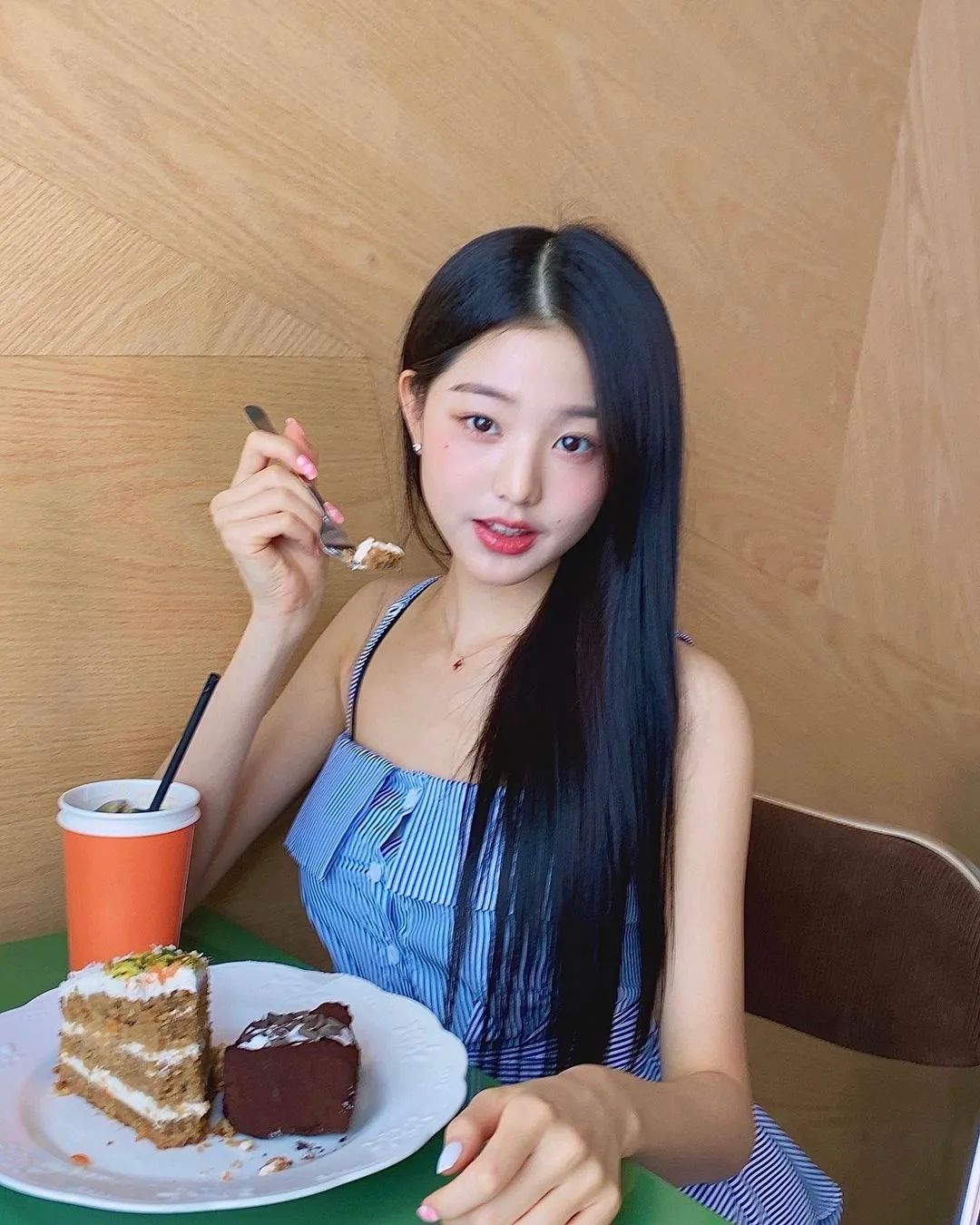 16岁身高171cm腿长直逼190的李光洙难怪这位中韩混血拍照都要p短腿