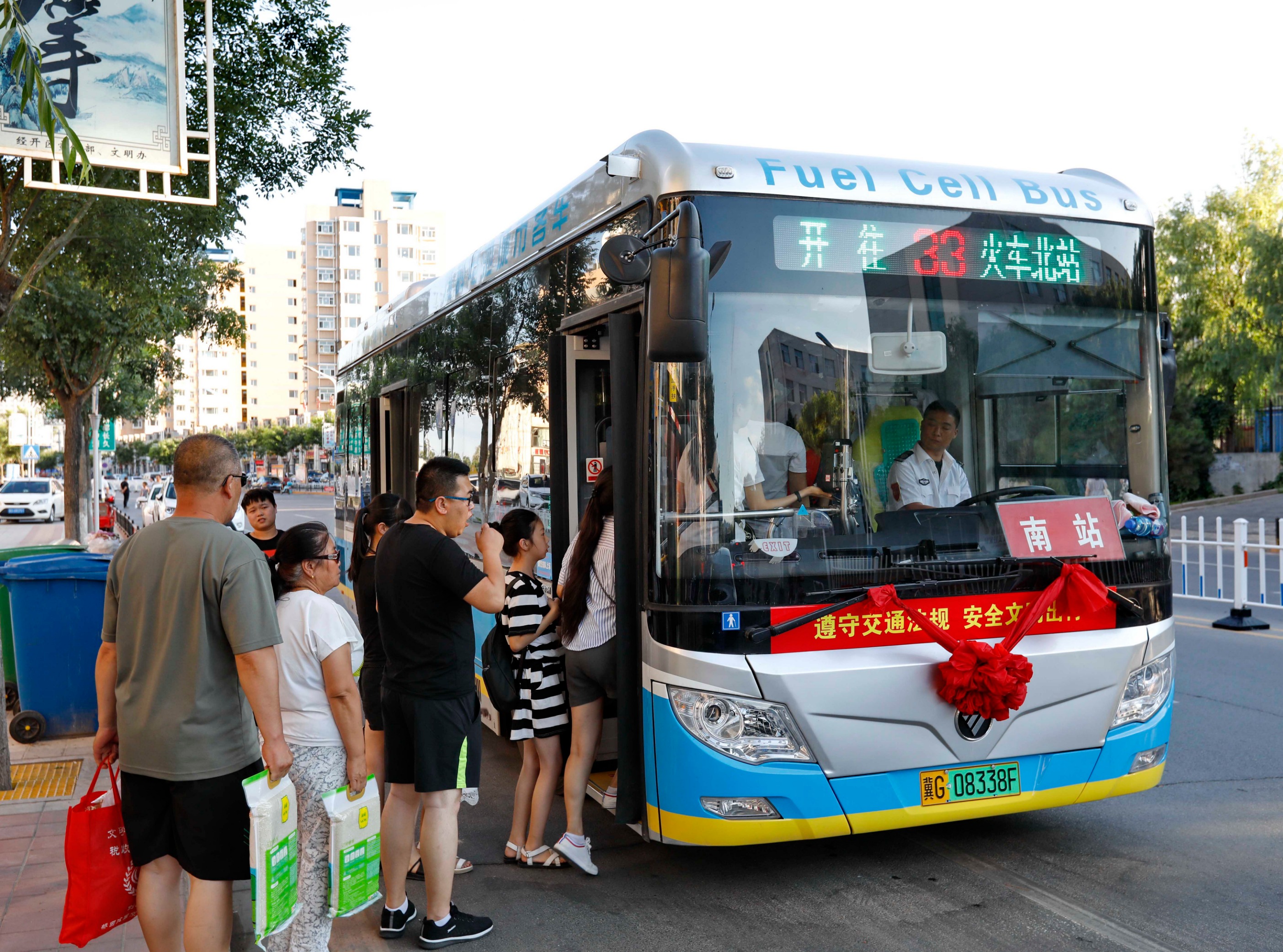市民在张家口市区准备乘坐氢燃料电池公交车出行.新华社记者杨世尧摄