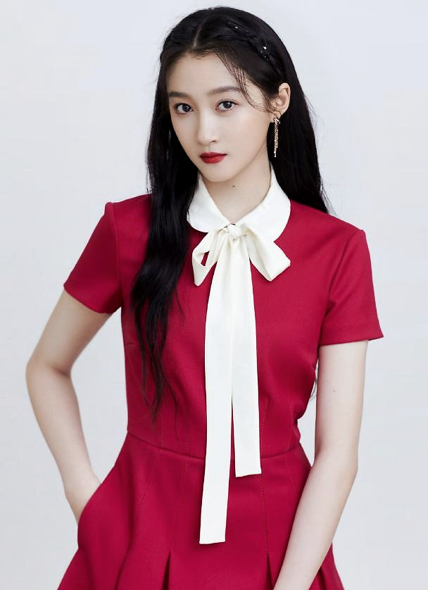 关晓彤穿红色短裙长腿无保留秀出鹿晗赚到了