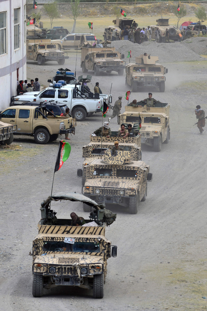 当地时间2021年8月19日,阿富汗潘杰希尔地区,阿富汗政府军安全部队成员驾驶悍马车在潘杰希尔地区。