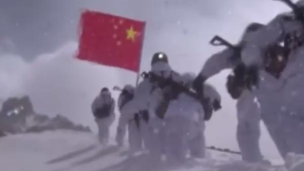 致敬！西藏边防官兵顶着8级大风缝国旗