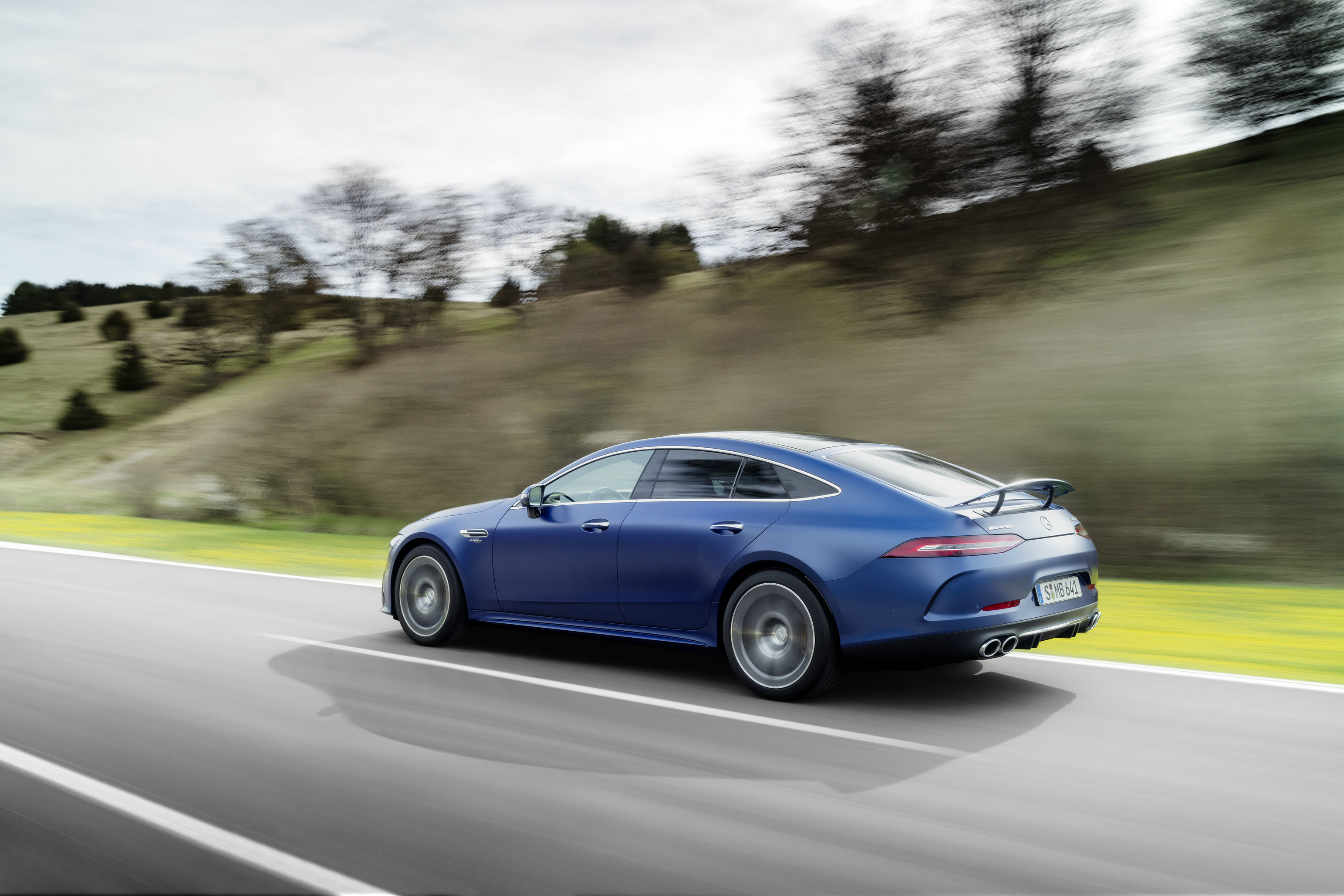 彰显amg gt跑车家族的血统,诠释"性能豪华"的美学理念:amg垂瀑式赛车