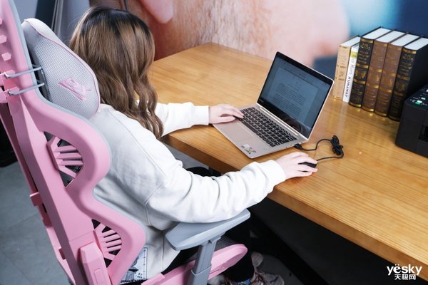 迪锐克斯DXRACER AIR女神定制款电竞网椅测评