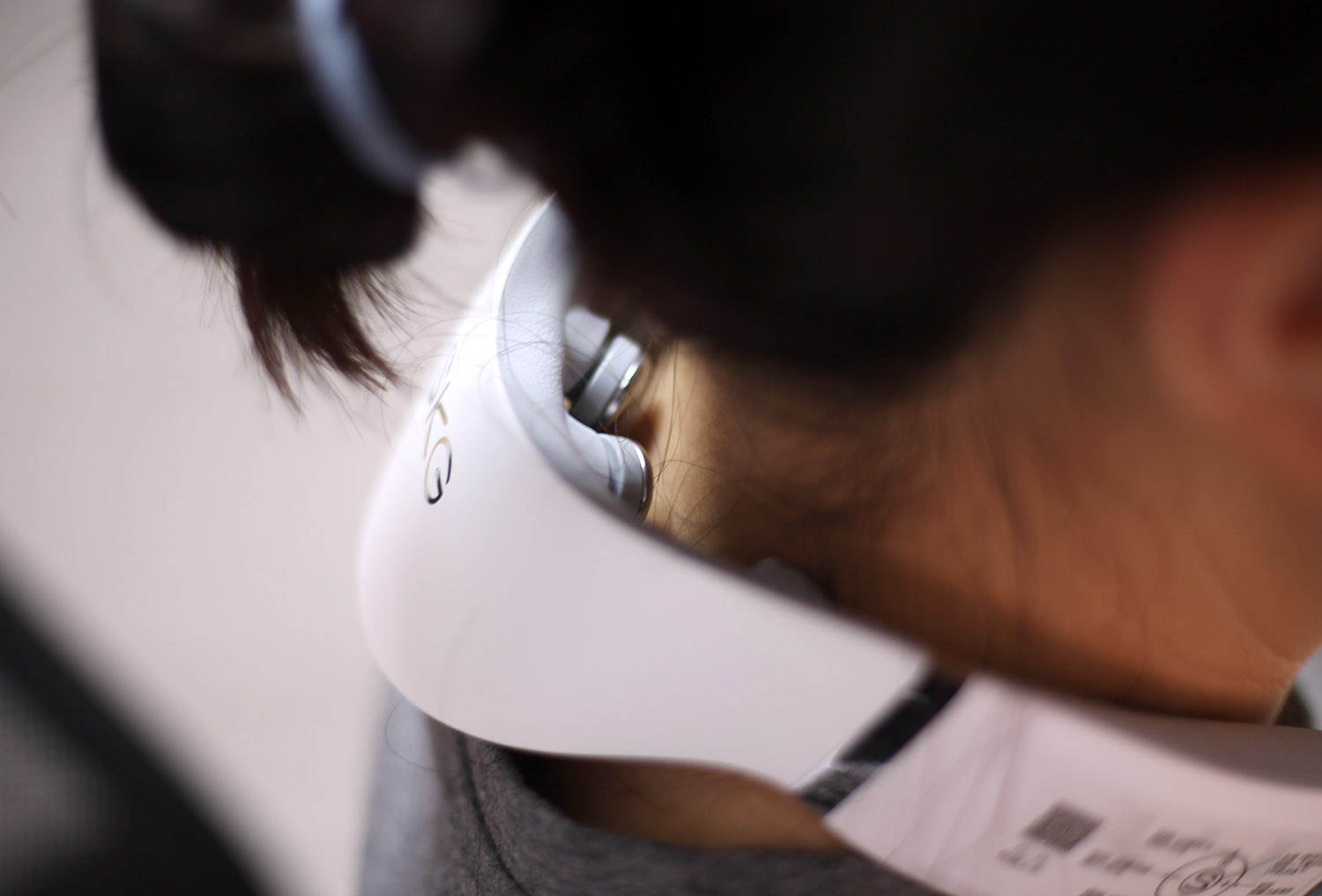 k5颈部按摩仪有些类似,都是白色的项圈样子,只是后颈区域略大一些