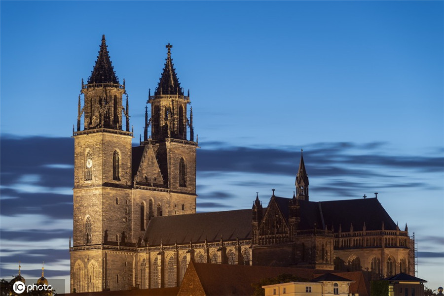 德国日落晚霞下的马格德堡大教堂