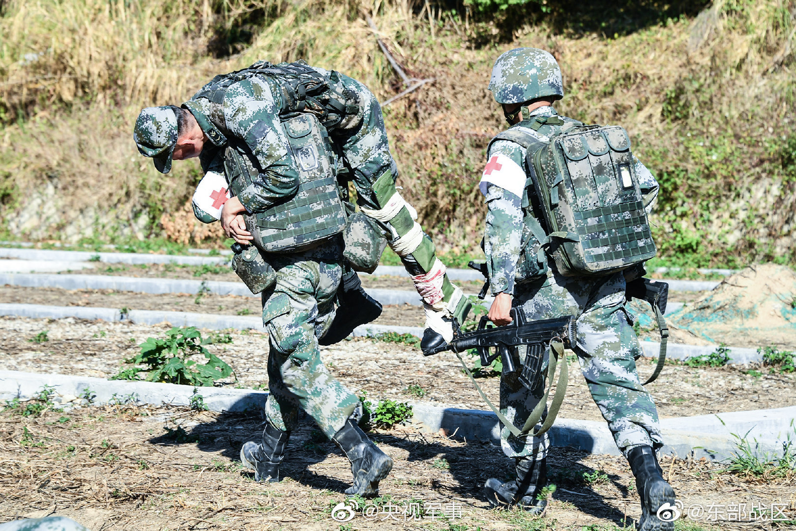 徒步行军、转移伤员、穿越障碍、投掷手雷……第73集团军某旅卫勤分队跨昼夜综合演练硬核展开!快来感受卫勤兵满满的“战斗力”。