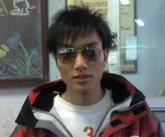 当年大喊“我爸是李刚”,出狱后回归社会,结果父亲不认企业不要__凤凰网